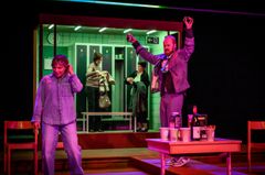 Scenfoto från "Studie i mänskligt beteende" med fyra skådespelare på scen.