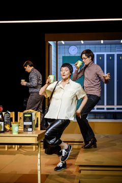 Tre personer på scen under repetition av teaterföreställning.