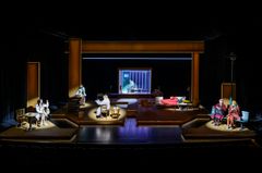 Teaterscen med ensemble i olika aktiviteter inför premiären av "Studie i mänskligt beteende" på Kulturhuset Stadsteatern.