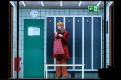 Bild på en person i en omklädningsrumsmiljö.