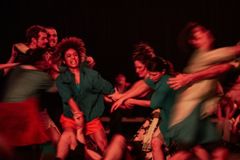 Dansare i livlig rörelse i en mörk scen från Cullbergs "Guerrilla".