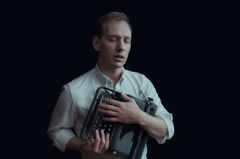 Simon Reithner i Vårt behov av tröst är omättligt, premiär 7 mars på Soppteatern - Kulturhuset Stadsteatern Foto: Carl Thorborg