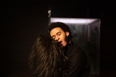 En skådespelare kramar om en apdräkt.