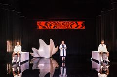 Angelika Prick, Ann-Sofie Rase och Emil Hedayat i Effekten. Angelika och Emil sitter på varsin bår medan Ann-Sofie står mitt emellan dem.