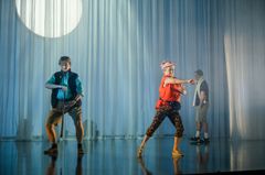 Skådespelare framför en scen med ljus ridå, föreställningen "Pensionat Oskar".