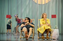 Fyra personer på en somrig scen i en teaterproduktion av "Pensionat Oskar".