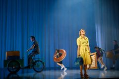 Bild från föreställningen Pensionat Oskar på Stora scenen, Kulturhuset Stadsteatern. Flera personer är på scenen med rekvisita.