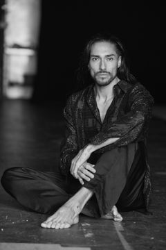 Bild på koreografen och dansaren Fredrik Quiñones bakom föreställningen "A message to my childhood". Urpremiär på Kulturhuset Stadsteatern i Skärholmen den 3 maj 2025.