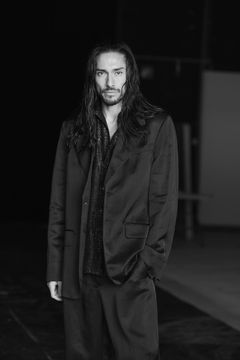 Bild på koreografen och dansaren Fredrik Quiñones bakom föreställningen "A message to my childhood". Urpremiär på Kulturhuset Stadsteatern i Skärholmen den 3 maj 2025.