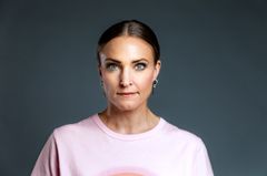 Konstnärlig ledare Josefin Rosales i en rosa t-shirt