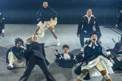 Sex personer i dramatiskt scenuppträdande på Kulturhuset Stadsteatern.