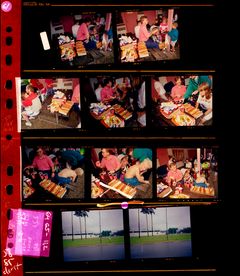 En kontaktkarta med flera små fotografier av människor vid ett bord med mat. Understa raden visar två bilder av palmer och en väg.