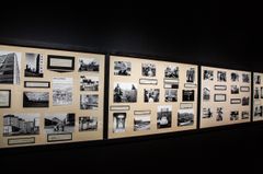 Utställningsvägg med svartvita fotografier och texter monterade på Kulturhuset Stadsteatern.