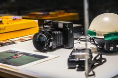 Kamera och fotoutrustning på utställning.