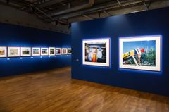 En konstutställning med flera inramade fotografier på väggarna i ett galleri.