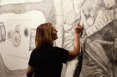 Meta Isæus-Berlin tecknar i utställningen Festen som inte blev av.