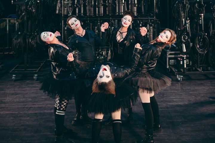 Gruppbild av medlemmarna i Dakh Daughters i scenkläder och smink.