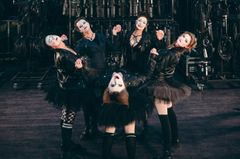 Gruppbild av medlemmarna i Dakh Daughters i scenkläder och smink.