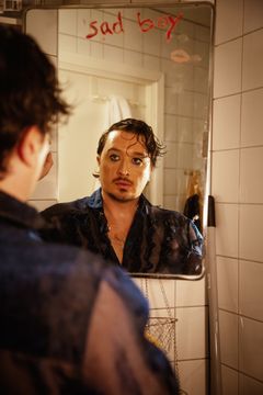 Richard Hamrin sig i en spegel med texten "sad boy" skrivet ovanpå.