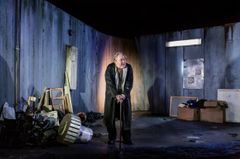 Leif Andrée på scen med en käpp