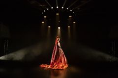 Leif Andrée i ljus med fallande aska från taket.