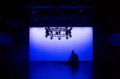 Skådespelaren Robert Fux i ljus på scenen