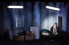 Leif Andrée sitter på en säng.