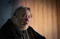 Leif Andrée på scenen, tittar åt sidan