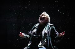 Leif Andrée i ljus med fallande aska från taket.