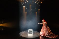 Skådespelaren Robert Fux i ljus på scenen