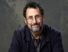 Porträttbild av dramatikern och manusförfattaren Tony Kushner.