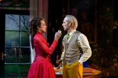 Lena Olin och Simon Reithner i en dramatisk scen, de står vända mot varandra och ser upprörda ut.