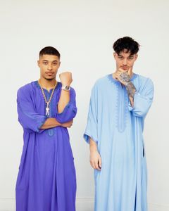 Två män i blå kläder