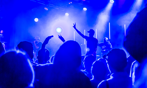 Foto från en konsert i blått ljus