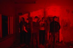 Fem män fotade i rött ljus