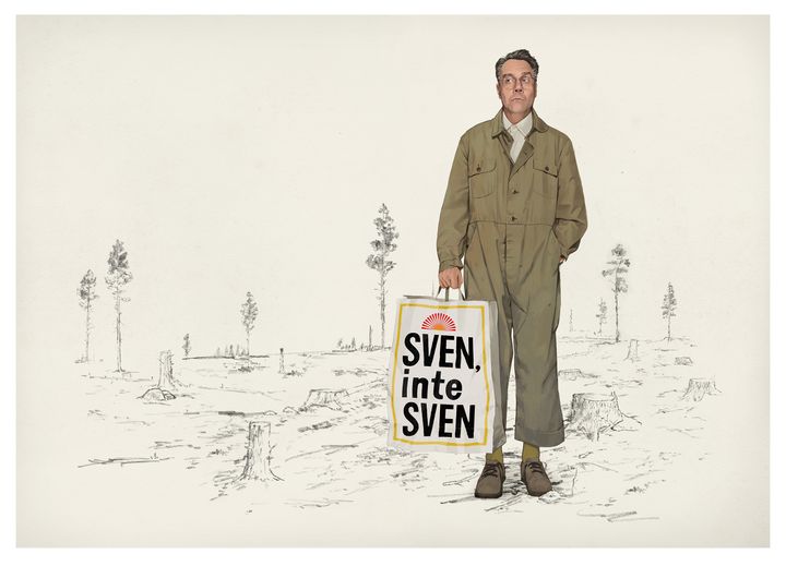 Sven Björklund i bruna arbetskläder som håller en påse med texten "Sven, inte Sven" i en skogsmiljö med avverkade träd.