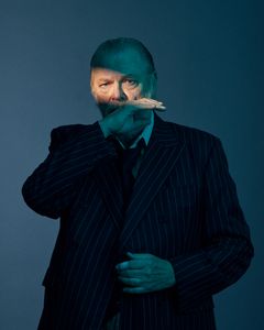 Skådespelaren Peter Andersson med en ljusstrimma över ansiktet.