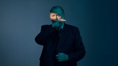 Skådespelaren Peter Andersson med en ljusstrimma över ansiktet.