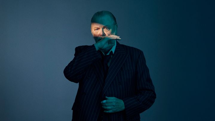 Skådespelaren Peter Andersson med en ljusstrimma över ansiktet.