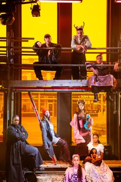 Andre Nilsson Hermele, Adam Kais, Moses Ternedal, Doreen Ndagire, Ester Claesson, Ranja Barvary, Katja Wester och Amina Khalif i Les Misérables på Kulturhuset Stadsteatern Vällingby.