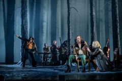 Skådespelaren Sara Jangfeldt sjunger liggandes på stolar