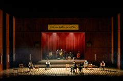 Grupp som skyddar sig mot fallande snö