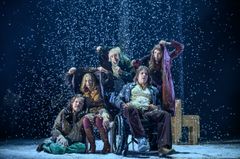 Grupp som skyddar sig mot fallande snö