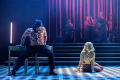 Skådespelaren Sara Jangfeldt sjunger liggandes på stolar