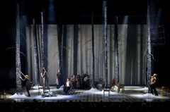 Grupp som skyddar sig mot fallande snö