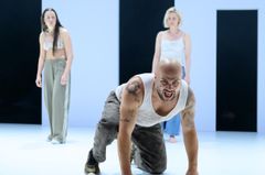 Matilda Ragnerstam, Pablo Leiva Wenger och Liv Mjönes i Orosdanser. Urpremiär 8 november på Klarascenen, Kulturhuset Stadsteatern.