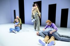 Ensemblen i Orosdanser. Urpremiär 8 november på Klarascenen, Kulturhuset Stadsteatern.