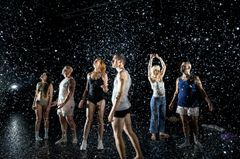 Ensemblen i Orosdanser. Urpremiär 8 november på Klarascenen, Kulturhuset Stadsteatern.