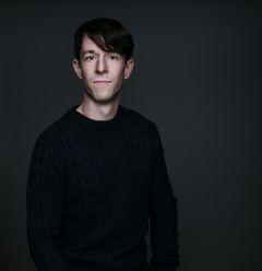 Roland Paulsen mot en mörk bakgrund.