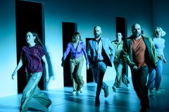 Ensemblen i Orosdanser. Urpremiär 8 november på Klarascenen, Kulturhuset Stadsteatern.